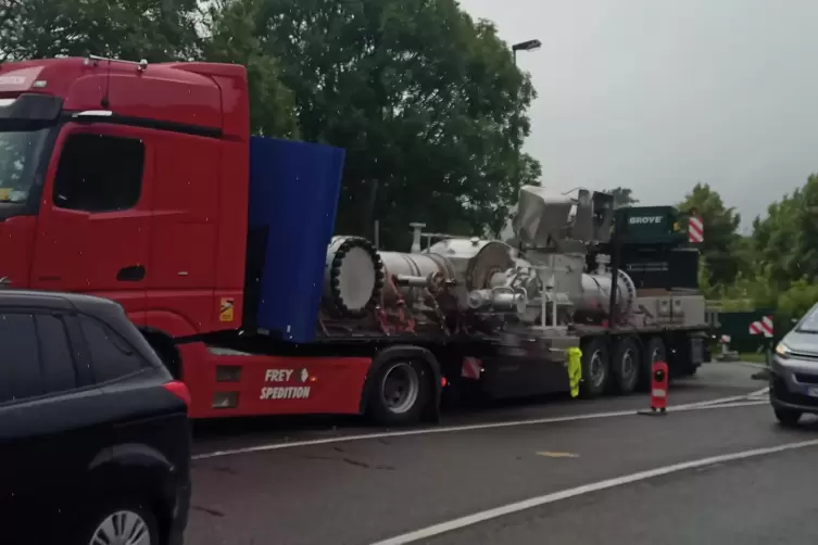 Beim Durchfahren des Bubenhauser Kreisels ist die Ladung des Lastwagens verrutscht, dadurch verdrehte sich der Lkw-Auflieger.