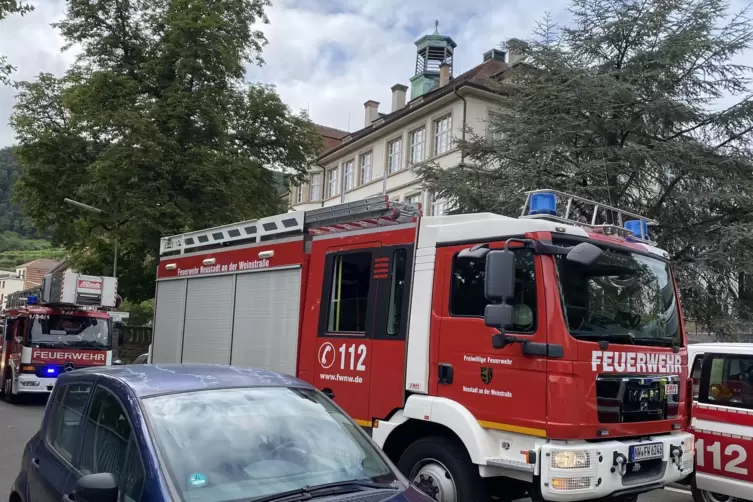 Kein Durchkommen: die Villenstraße während des Einsatzes.