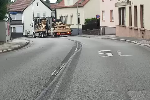 Ob die Straße gereinigt werden muss, ist noch nicht klar.