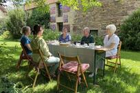 Die Tafel im Urlaubsgarten in Oberalben ist beim RHEINPFALZ-Besuch festlich gedeckt. Es gibt Apfelkuchen mit Frankfurter Apfelwe