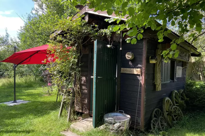 Der Bauwagen ist eines der vielen Erinnerungsstücke im Garten: Er fand seinen Weg vom Hintertaunus nach Oberalben.