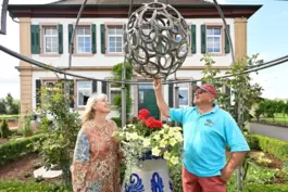Maggie Miller-Schwaab und Martin Schwaab haben ihren Garten im Weingut Schlössel neu gestaltet und mit Kunstwerken aus Hufeisen 