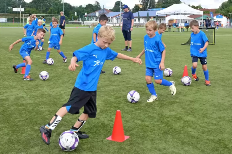 Blau gemacht: die Kinder im Feriencamp beim FC Speyer 09. 