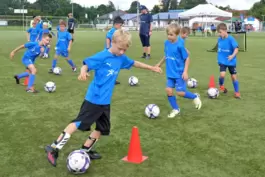 Blau gemacht: die Kinder im Feriencamp beim FC Speyer 09. 