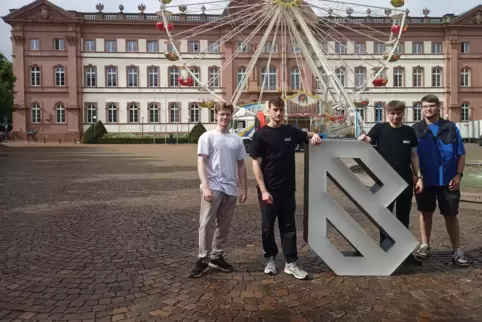 Organisieren am Zweibrücker Stadtfest auf dem Schlossplatz die dreitägige Party mit Techno und Elektronischer Musik (von links):