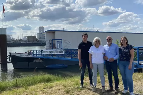 Der Fluss und die Menschen: Ein kleiner Teil der Familie Mnich bei der Station Bosche Schiffbedarf an der Friesenheimer Insel (v