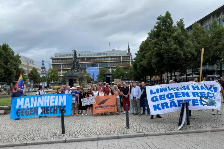 Das Bündnis „Mannheim gegen Rechts“ bringt bei einer Kundgebung ihre Sorge darüber zum Ausdruck, dass die AfD mit sieben Sitzen 