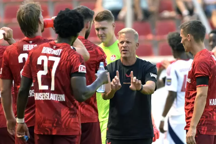 Vor dem Start in seine erste Saison als FCK-Cheftrainer: Markus Anfang (schwarzes Oberteil).