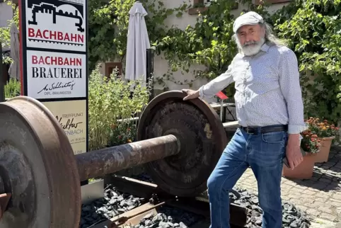 Vorm Schermerhof: der Erfenbacher Ortsvorsteher Paul-Peter Götz.