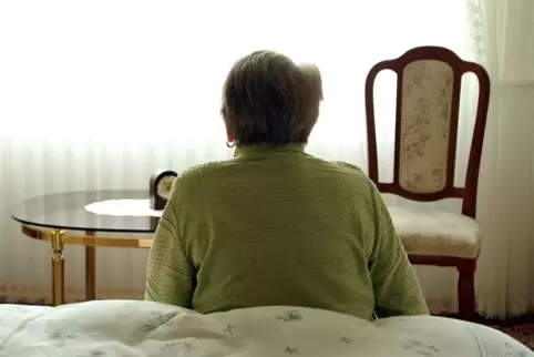 Eine Seniorin in ihrem Schlafzimmer