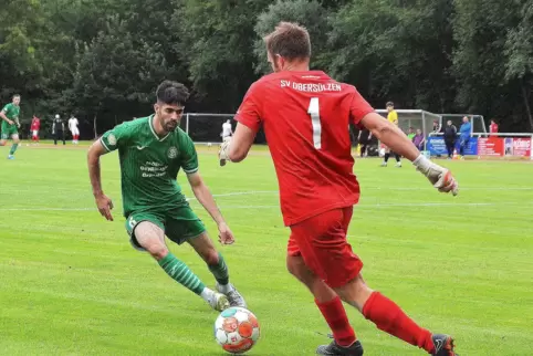 Grünstadts Neuerwerbung Farshid Haidary (links) kommt gegen SVO-Keeper Göran Garlipp etwas zu spät am Ball. 