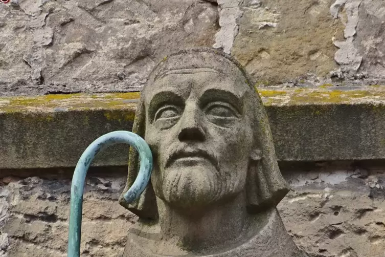 Die Jakobus-Statue über dem Portal der katholischen Kirche von Weisenheim.