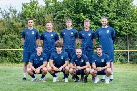 Die Neuzugänge beim SV Büchelberg: hinten v.l.n.r. Trainer Kevin Apfel , Trainer Daniel Geiger, Mathieu Lehmann, Jean Dheuerle, 