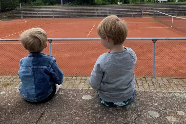 Lennard und Bruno sitzen wie die anderen Kinder der Herren 30 nur selten still auf der Tribüne und schauen ihren Vätern zu. 