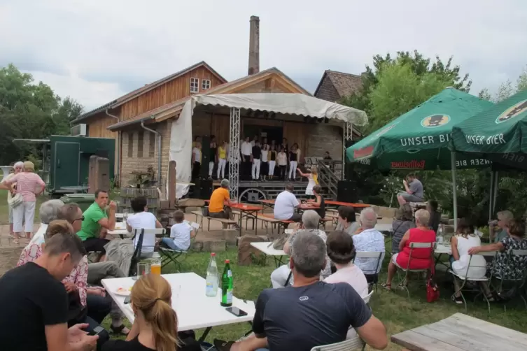 Essen, trinken, Musik hören, plaudern und dazu einen Cocktail schlürfen.