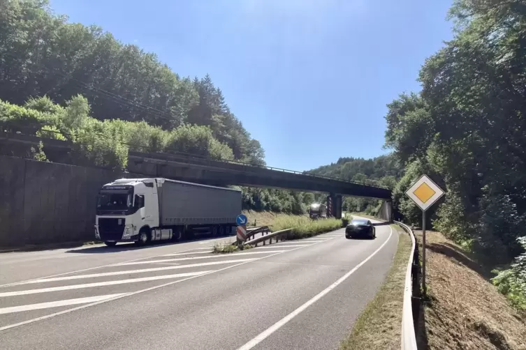 Die Bahnbrücke im Bereich Katharinenhof ist einer der Knackpunkte für den vierspurigen B10-Ausbau zwischen Hinterweidenthal und 