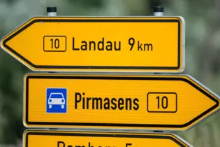 Über die B10 streiten sich seit Jahrzehnten Gegner und Beführworter eines vierspurigen Ausbaus zwischen Pirmasens und Landau.