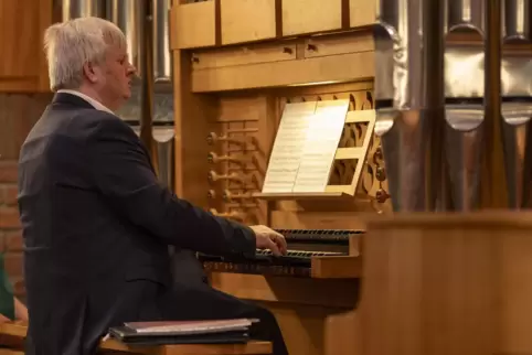 Roman Perucki wieder einmal an der Orgel der Lauterer Friedenskirche. 