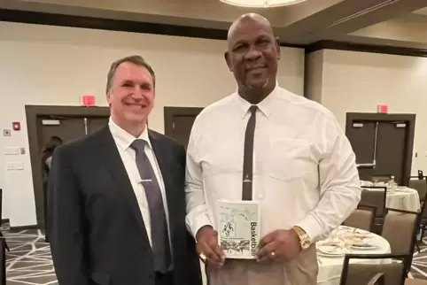 Am Rande des festlichen Banketts zur Aufnahme in der Military Basketball Association Hall of Fame in Philadelphia: Die beiden eh