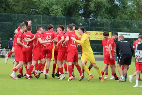 Die Spieler des SV Steinwenden feierten ausgelassen den Verbleib in der Verbandsliga nach dem Sieg im Saisonfinale gegen Gau-Ode