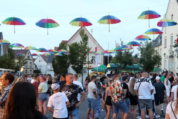 In Lingenfeld wird von Freitag bis Sonntag Straßenfest gefeiert. Die Aufnahme stammt aus dem Jahr 2022. 