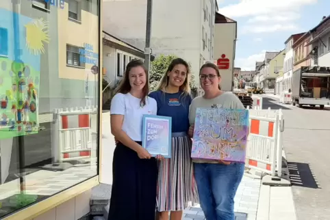 Vorm geschmückten Schaufenster: Die Initiatorinnen der Aktion „Fenster zum Dorf“, Lisa Driedger, Melanie Mika und Carolyn Hein, 