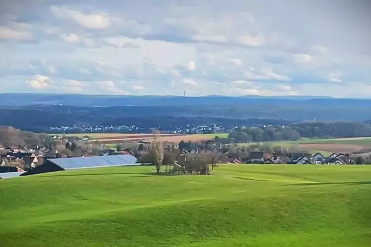 Weitblick über den Rodenbacher Bruch und den Pfälzerwald bis nach Dansenberg.