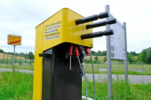 An der Säule hängen Schraubendreher, Schraubenschlüssel und alles andere Werkzeug, das für kleine Fahrrad-Reparaturen benötigt w