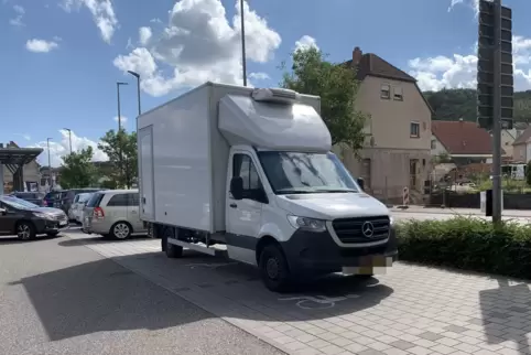 Der Sprinter stellte sich quer über drei der vier vorhandenen Behindertenparkplätze. 