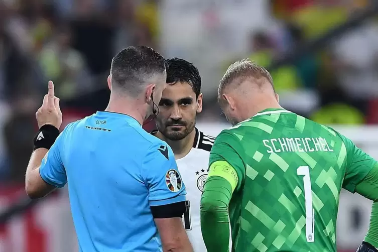 Bei der Fußball-EM feierte die Kapitänsregel ihre Premiere. Hier ist Schiedsrichter Michael Oliver beim Achtelfinale Deutschland