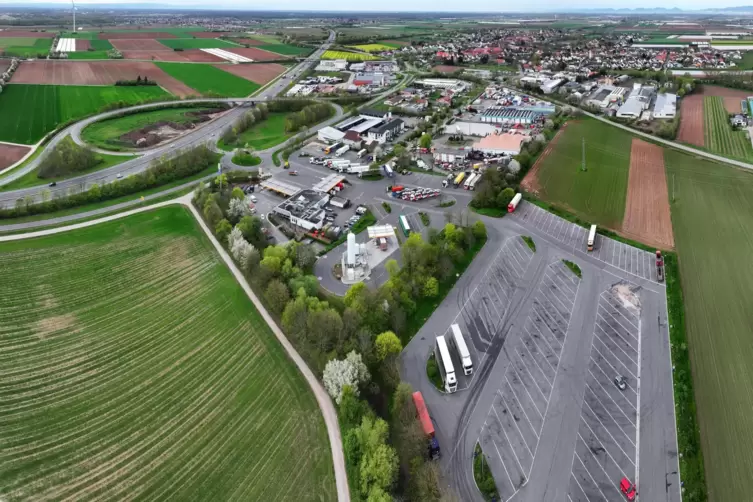 Blick auf die Schwegenheimer Gewerbegebiete: im Vordergrund der Tankhof, hinten links die Einkaufsmärkte, rechts die Firma Kaufm