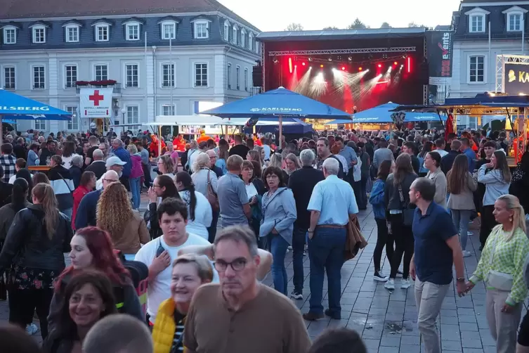 Anziehender Kontrast: die große Bühne zwischen den barocken Gebäuden am Herzogplatz (2023) in Zweibrücken. 