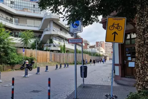 Das Schild signalisiert: freie Fahrt für Radler von der Jaegerstraße bis zum Ludwigsplatz.