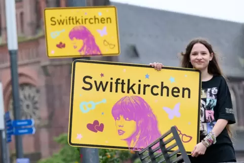 Ortsschild "Swiftkirchen" zu Ehren von Taylor Swift