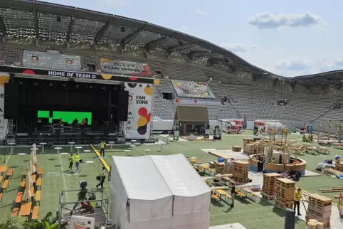 Visitenkarte und deutsche Olympia-Botschaft in Paris. Das deutsche Haus im Rugby-Stadion. 