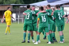 Große Freude: ASV Harthausen feiert das bereits entscheidende 1:0 von Jan Heger (Nummer 13) gegen FV Dudenhofen III. 