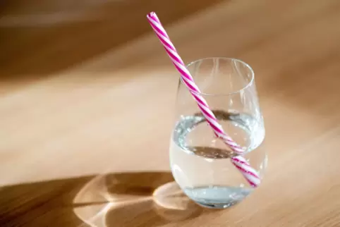 Ein Glas Mineralwasser mit einem Strohhalm