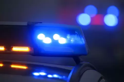 Ein eingeschaltetes Blaulicht leuchtet auf einer Polizeistreife