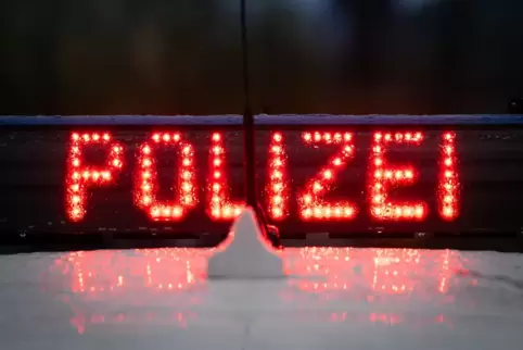 Der Schriftzug „Polizei“ auf einem Polizeiwagen.