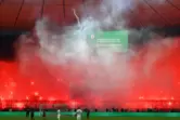Bengalos leuchten, Nebel wabert: die Fankurve des FCK beim Pokalfinale in Berlin.