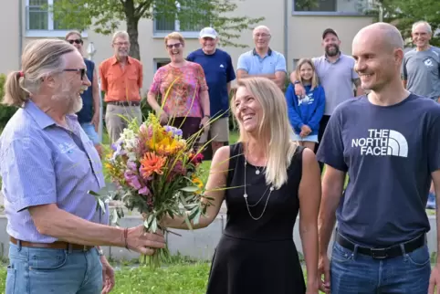 Freude beim Alpenverein: Helmut Keller (links) und Simon Freimund ehren Michelle Schug.