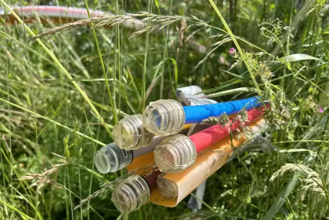 Kabel ragen am Wegesrand aus einer Wiese: Vielerorts sind derzeit noch Bautrupps unterwegs.