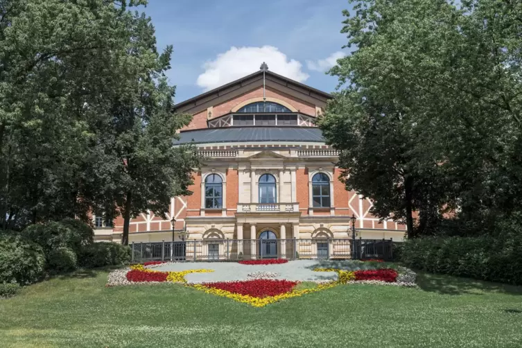 Der Schauplatz: Das Bayreuther Festspielhaus auf dem Grünen Hügel. 