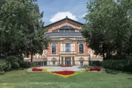 Der Schauplatz: Das Bayreuther Festspielhaus auf dem Grünen Hügel. 
