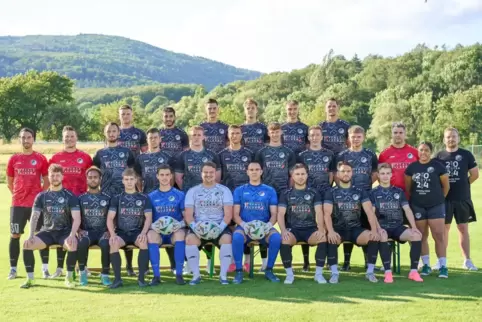 Die Mannschaft des TuS Steinbach für die Saison 2024/25 in der Verbandsliga. 