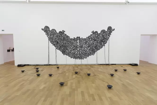 Gertrud Riethmüllers Installation in der Pfalzgalerie: »Ein Kragen - im Tanz der Verflechtung« besteht aus geklöppelten Kabeln u
