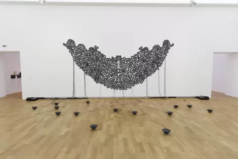 Gertrud Riethmüllers Installation in der Pfalzgalerie: „Ein Kragen - im Tanz der Verflechtung“ besteht aus geklöppelten Kabeln u