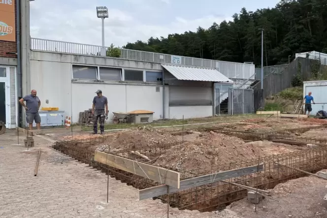 Mitarbeiter der Firma Beringer-Bau setzen am Waldstadion die Fundamente für den neuen Pressecontainer.