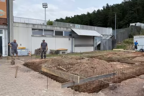 Mitarbeiter der Firma Beringer-Bau setzen am Waldstadion die Fundamente für den neuen Pressecontainer. 