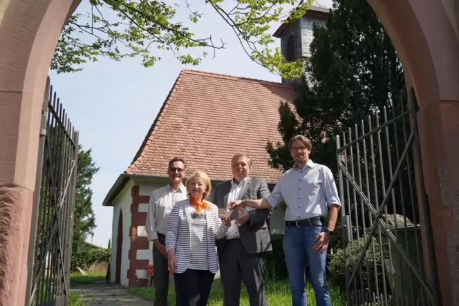 Zum Abschluss der Sanierung übergibt Helen Heberer von der Deutschen Stiftung Denkmalschutz eine Förderplakette an Marco Grübbel